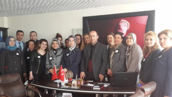 Dünya Kadınlar Günü nedeniyle Halk Eğitim Merkezi Personeli İlçe Milli Eğitimi Müdürü Ali ERTÜRK´ye ziyaret .