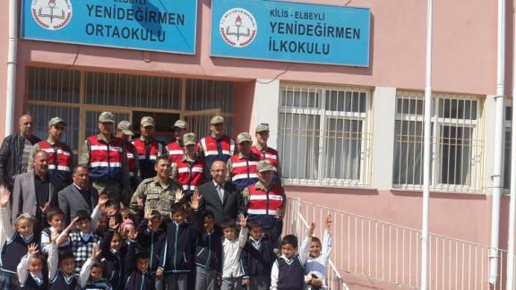  Kilis İl Jandarma Komutanlığı Kardeş Okulu Elbeyli Yenideğirmen İlköğretim Okulunu Ziyaret Etti. 
