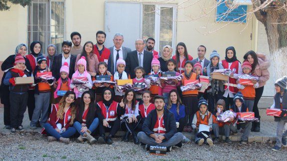 İstanbul Gelişim Üniversitesi Kızılay Kulübü Köy Okullarımıza Giyecek Yardımında Bulundu