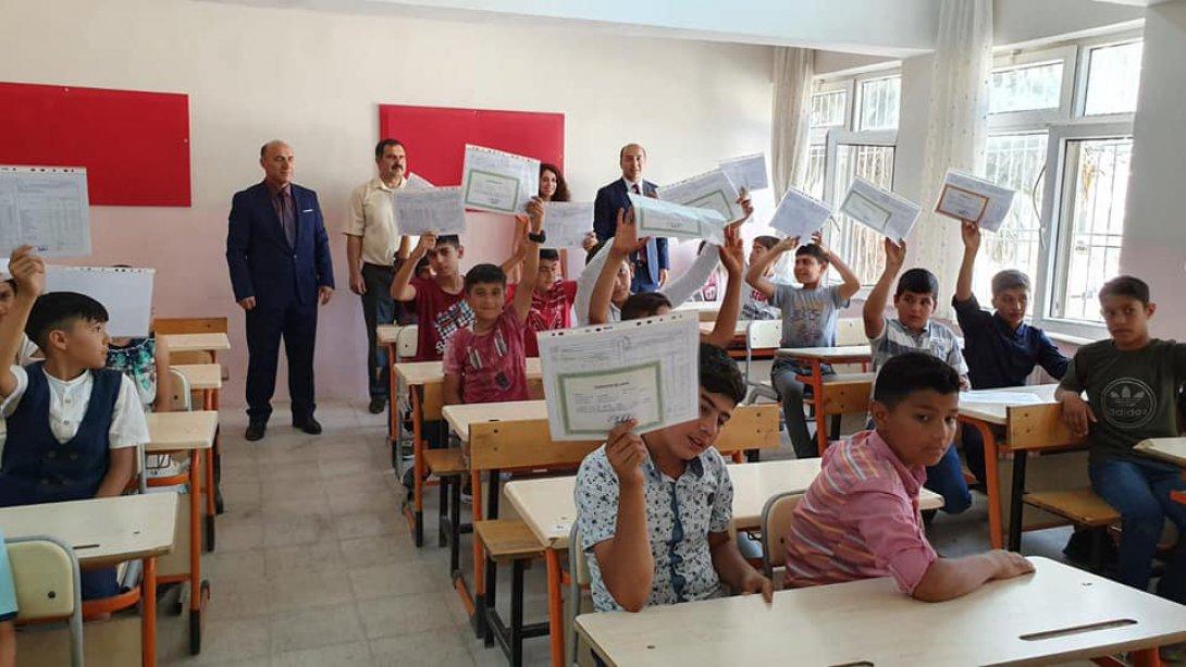 2018 - 2019 Eğitim Öğretim Yıl Sonu Karne Töreni Şehit Abdullah Delibaş İlkokulunda Düzenlenen Program İle Gerçekleştirildi.