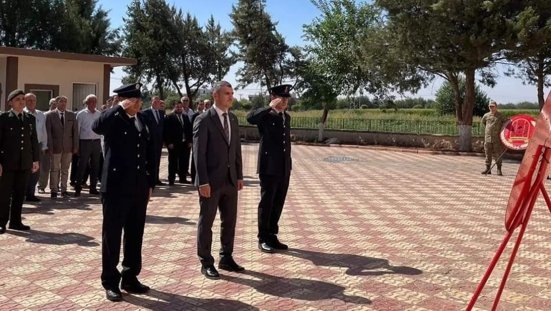 ''19 Eylül Gaziler Günü'' Kapsamında İlçemiz Hükümet Konağı önünde Atatürk Anıtına çelenk sunma töreni icra edildi.